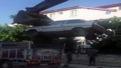 Otomobili kepçeyle kamyonetin kasasına böyle yükledi