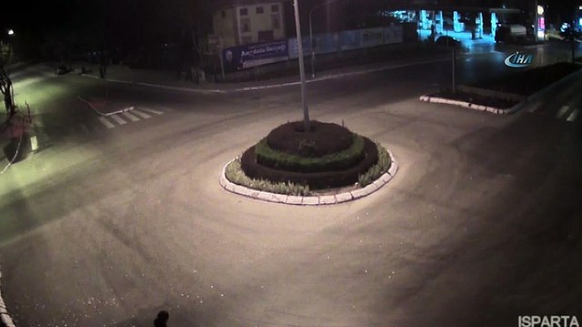 Bisikletiyle şov yapmak isterken, canından oluyordu