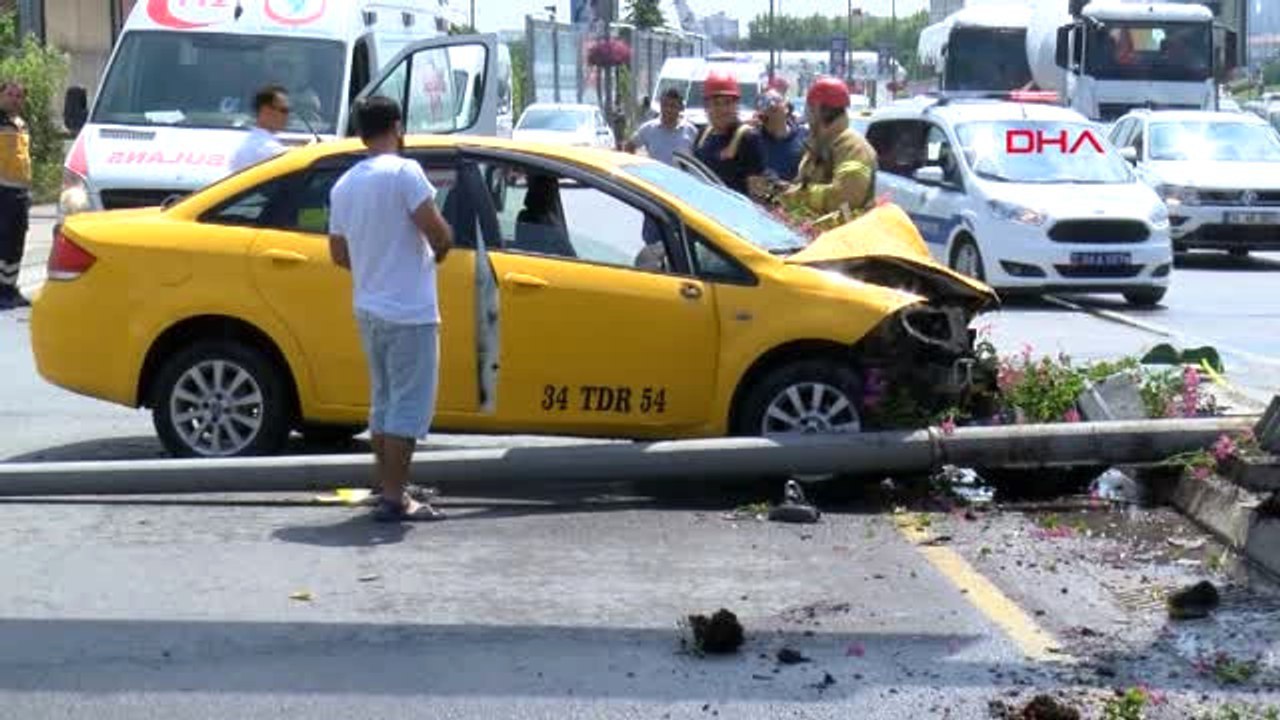 Kararsız Sürücü Direğe Çarptı