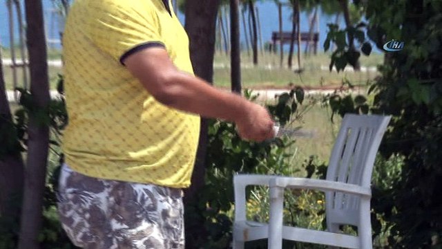 Tezgahını almasına sinirlenen vatandaş, eline aldığı bıçakla önce ekmeği, sonra kendini kesti