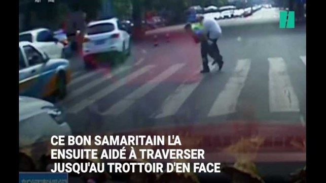 Ce vieux monsieur mettait du temps à traverser, un policier l'a aidé à sa manière