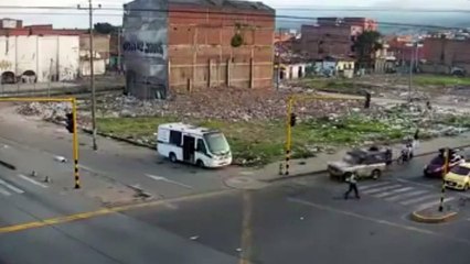 Autobús se lleva por delante a moto robada en plena persecución