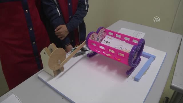 Annesine Üzüldü Sese Duyarlı Beşik Tasarladı