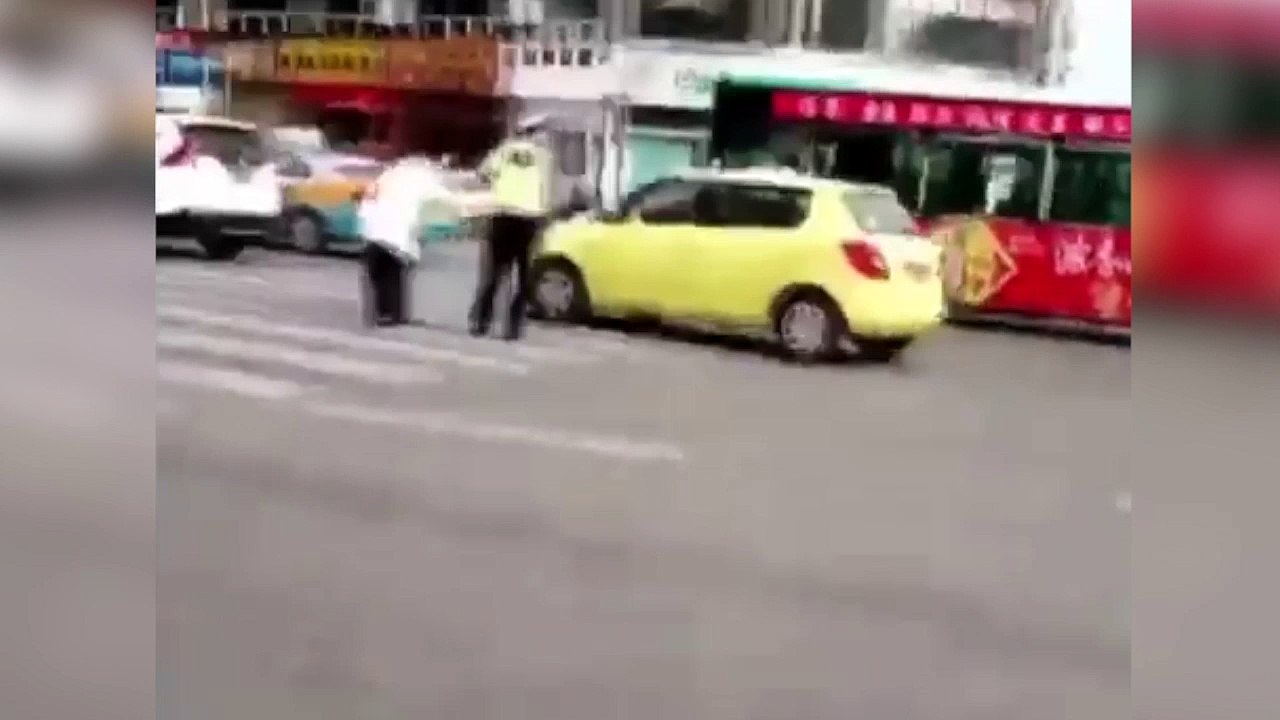 Este policía chino es el agente del año: así se ayuda a un anciano