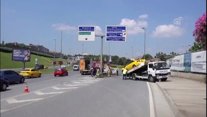 Taksi aydınlatma direğine çarptı: 2 yaralı - İSTANBUL