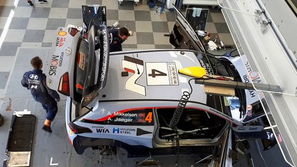 Rallye de Sardaigne : le travail des mécanos à l'assistance sur la voiture du leader A. Mikkelsen.
