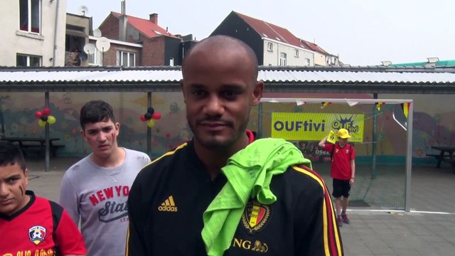 Vincent Kompany à l'école primaire de l'allée verte à Bruxelles.