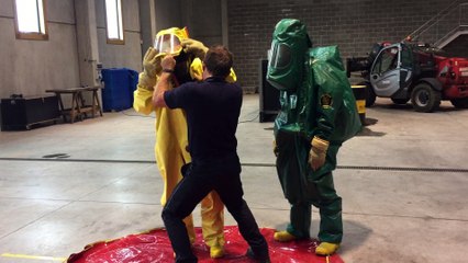 Elio Di Rupo en pompier : pas simple d'enlever la combinaison