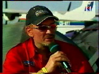 Johnny Hallyday lors de sa participation au mythique Rallye Paris-Dakar en 2002 dans stade 2