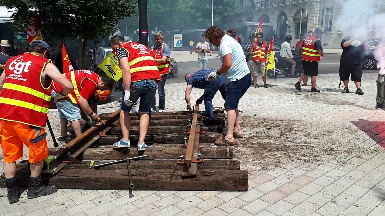 Dijon : des cheminots installent des rails sur la place Darcy