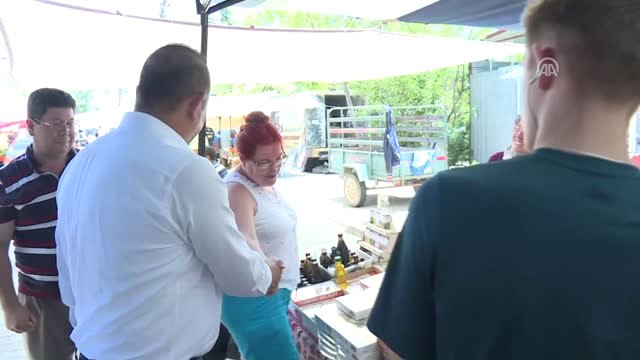 Bakan Çavuşoğlu Pazar Esnafını Ziyaret Etti