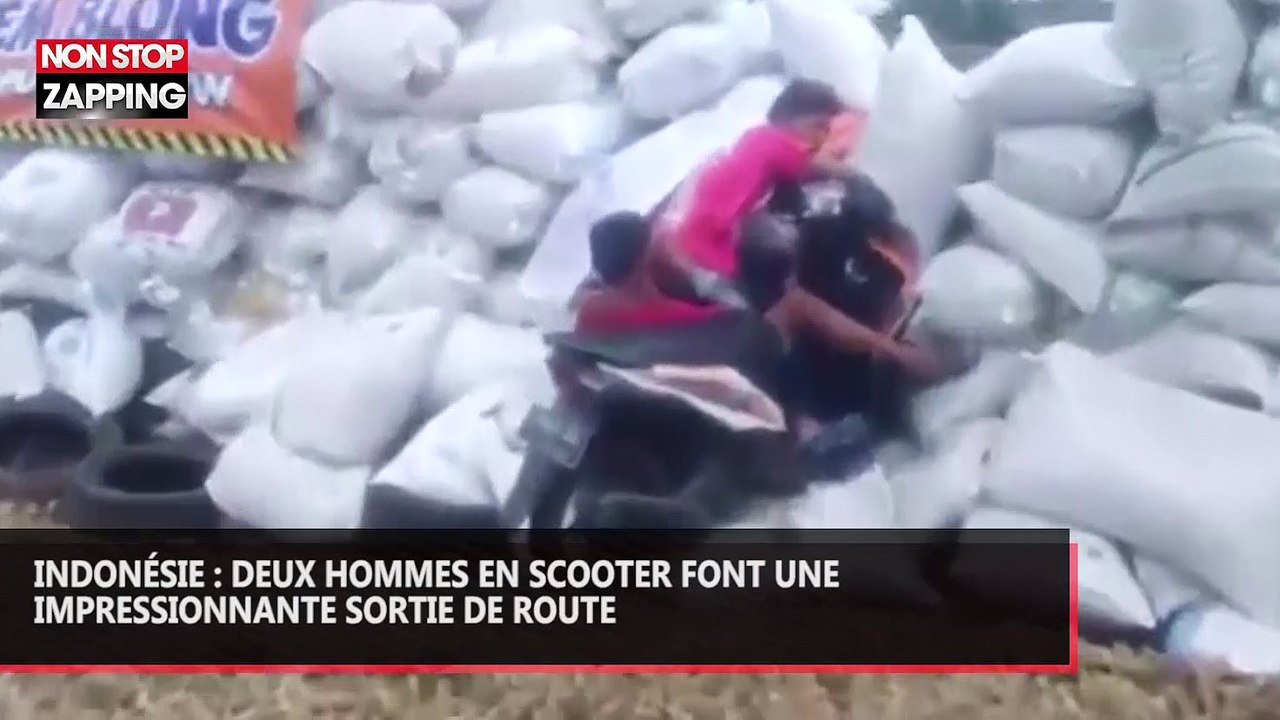 Indonésie : L'impressionnante sortie de route de deux hommes en scooter (vidéo)
