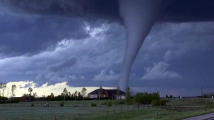 Magnifique formation d'une tornade