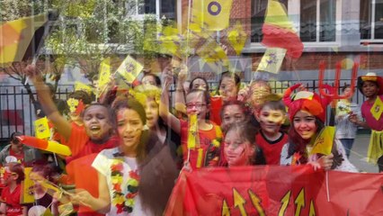 Vincent Kompany et Nacer Chadli en visite dans une école bruxelloise