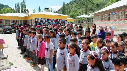 Karton keple mezuniyet coşkusu yaşadılar