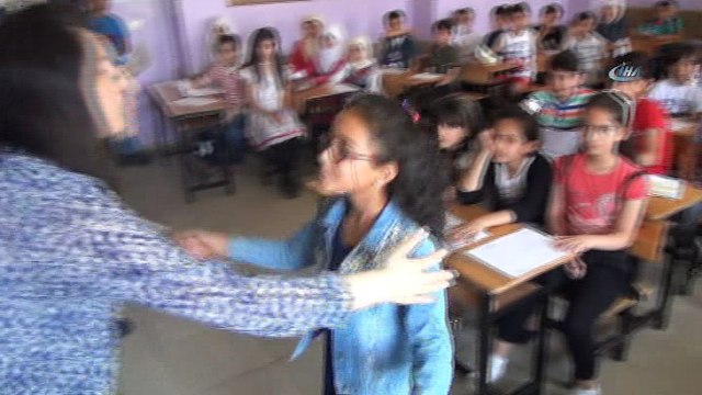 Şanlıurfa’da Suriyeli öğrencilerin karne sevinci