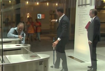 Le Premier ministre des Pays-Bas passe la serpillière  !