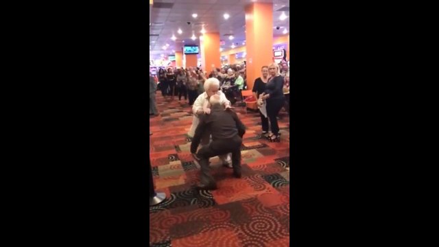 Грязные танцы от пожилой парочки