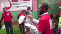 Türk Kızılayı Yöneticisi Etiyopya'da Ayakkabısını da Bağışladı - Addis Ababa