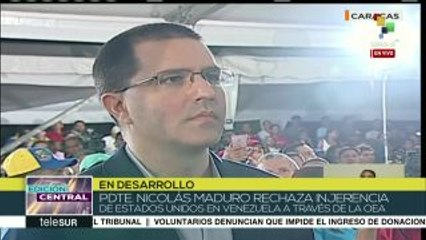 Maduro condecora al canciller Arreaza con réplica del sable de Bolívar