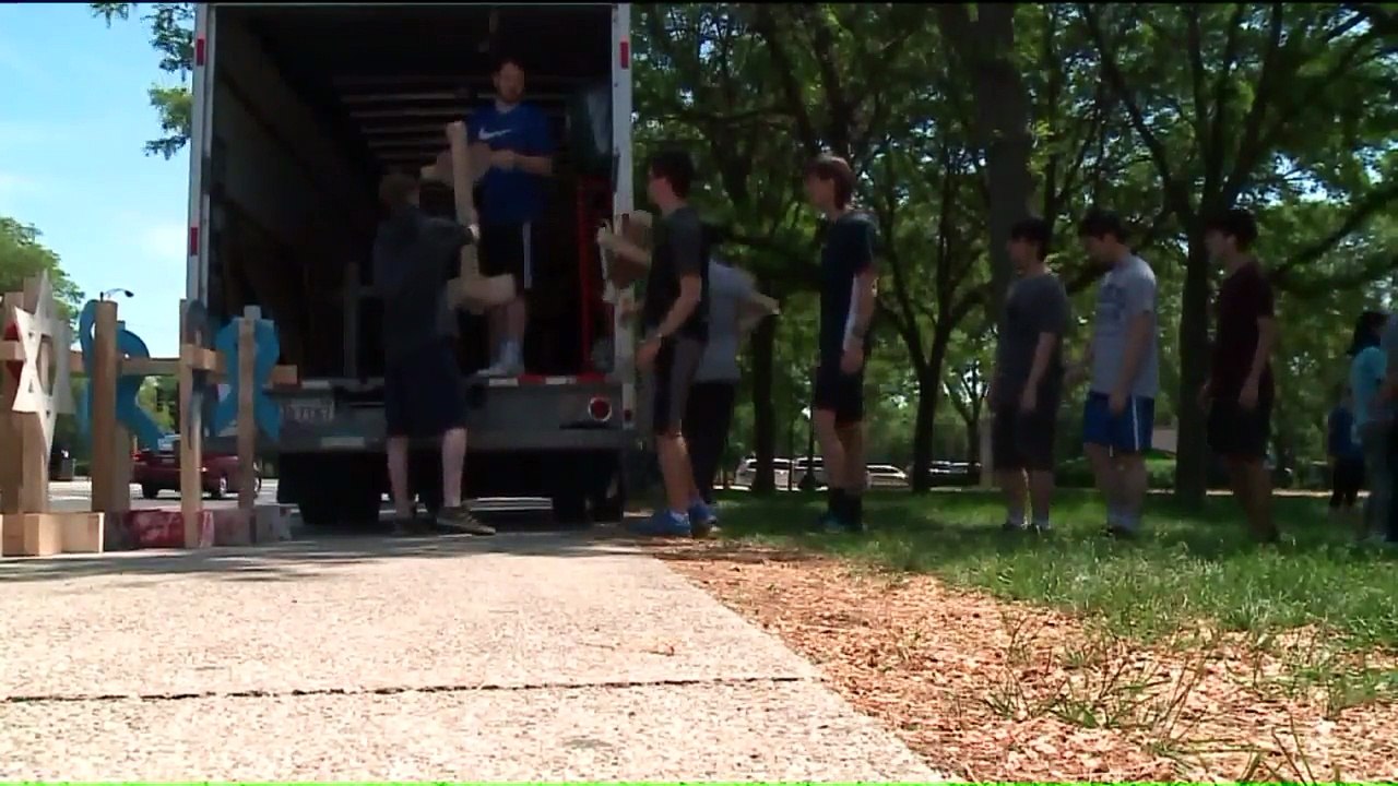 More Than 500 Crosses on Display in Chicago's Grant Park for Murder Victims