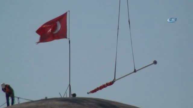 Taksim Camii'ne Devasa Türk Bayrağı Asıldı