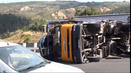 Lüks Araçları Taşıyan Tır Devrildi, Sürücünün Oğlu Babasına Sarılarak Ağladı