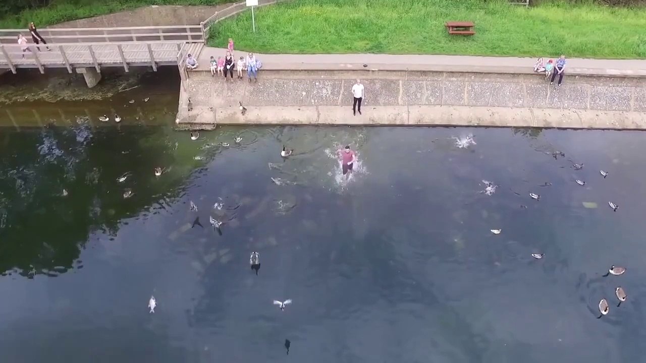 Un drone chute dans l'eau et son propriétaire f...