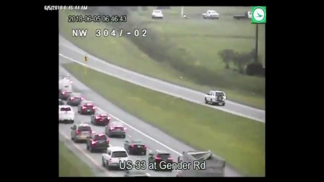 Un homme fait bizarrement marche arrière et revient sur ses pas...