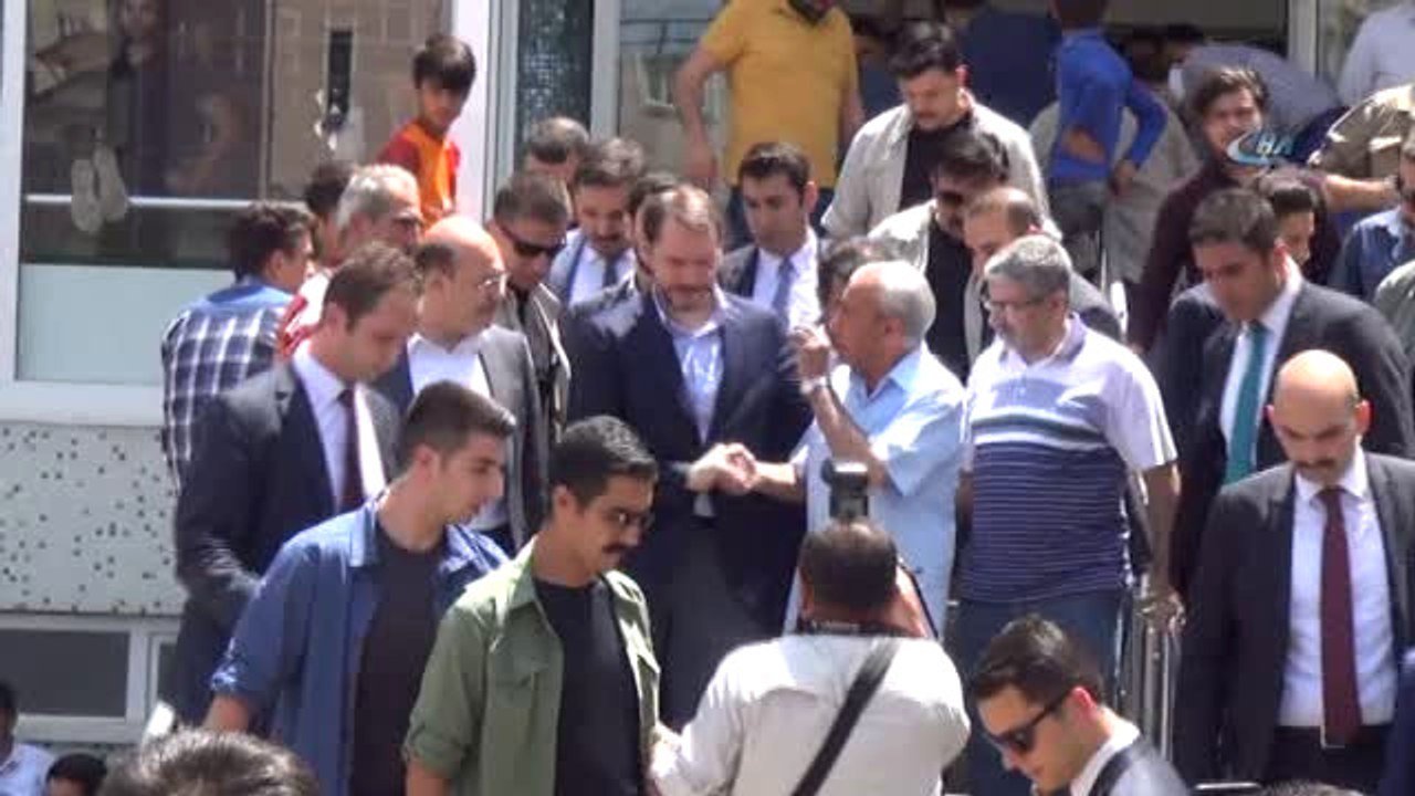 Enerji ve Tabii Kaynaklar Bakanı Berat Albayrak, Esnafı Gezip Sorunlarını Dinledi