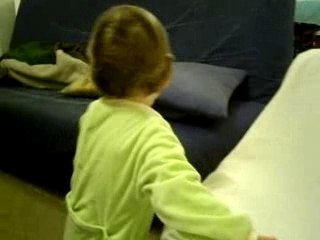 Celian Joue dans le salon [12 mois]