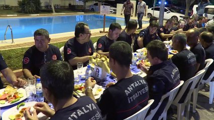Bakan Çavuşoğlu, itfaiyecilerle sahur yaptı (1) - ANTALYA
