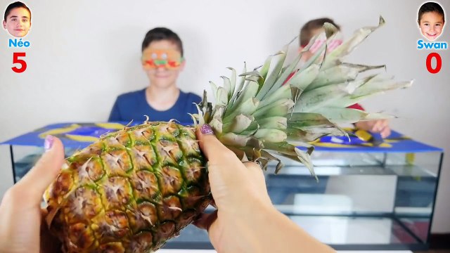 WHAT'S IN THE BOX CHALLENGE - UNDERWATER ! - Swan VS Néo