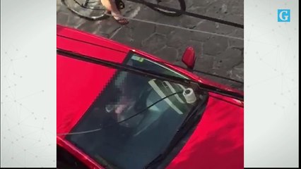 Homem é flagrado se masturbando dentro de carro