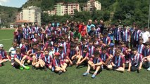 Fenerbahçeli Futbolcu Özbayraklı, Trabzonspor Borçka Futbol Okulu'nu ziyaret etti - ARTVİN