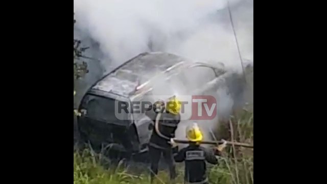 Report TV - Cërrik, makina e punonjësit të policisë bie në humnerë dhe përfshihet nga flakët