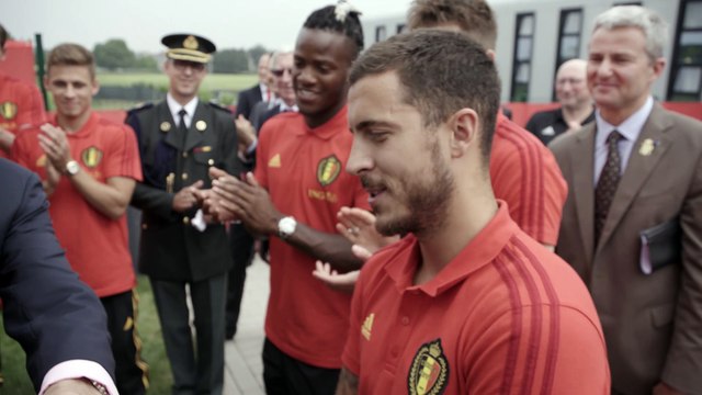 Le Roi rend visite aux Diables rouges