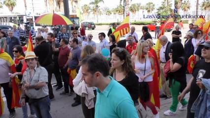 Mira como independentistas lanza botellas y piedras contra bebés, niños y mujeres españolas