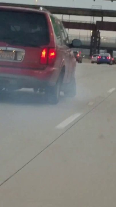 Un débile roule sur l'autoroute avec une roue cassée et ça fume beaucoup