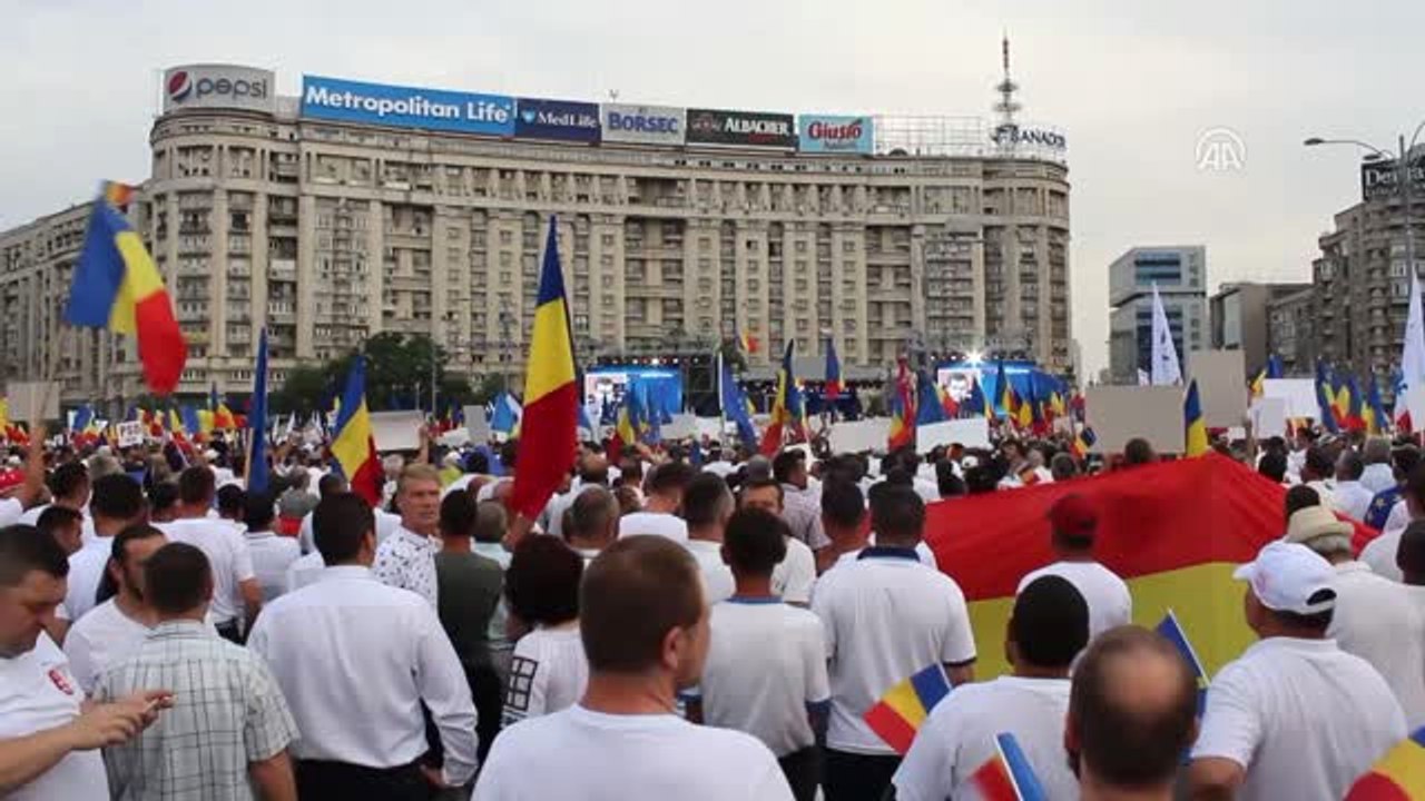 100 Bini Aşkın Rumen "Paralel Devleti" Protesto Etti - Bükreş