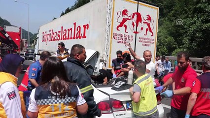 Bolu'da otomobil tıra çarptı: 3 yaralı