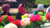 Kırgız yazar Aytmatov mezarı başında anıldı - BİŞKEK