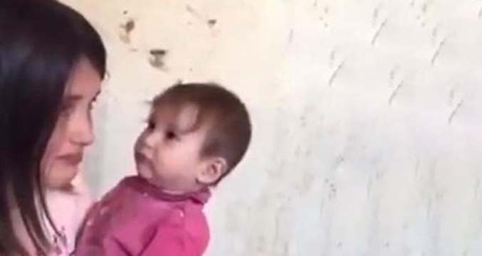 Küçük Kız, Ağlayarak Söylediği Çok Uzaklarda Şarkısıyla Yürekleri Dağladı! Bakan Harekete Geçti