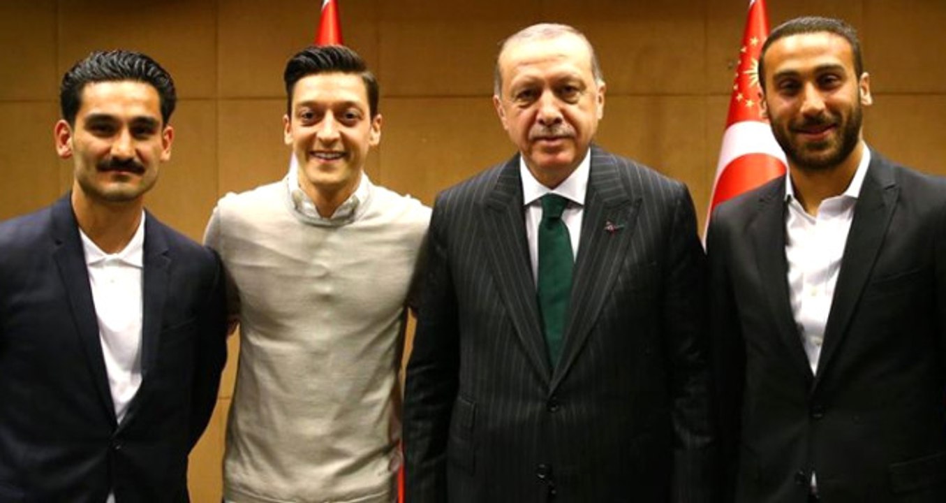 Efsane Futbolcu Bierhoff: Mesut ve İlkay, Erdoğan'la Fotoğraf Çektirerek Hata Yaptı