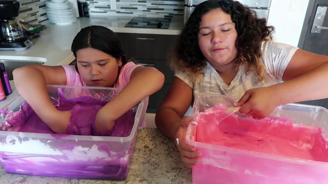 1 GALLON OF ELMER’S FLUFFY GLUE ALL VS 1 GALLON OF ELMER’S FLUFFY CLEAR GLUE - MAKING GIANT SLIMES