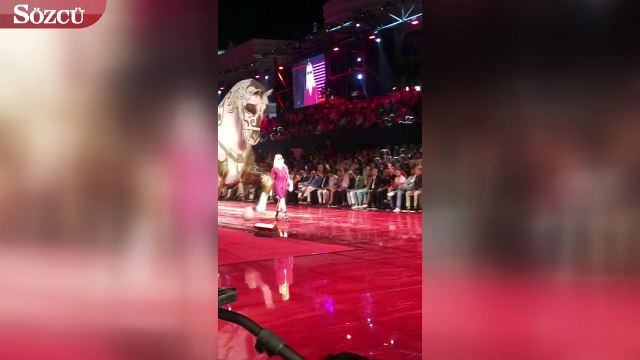 Paris Hilton Antalya’daki defilede podyuma çıktı! Düşme tehlikesi geçirdi