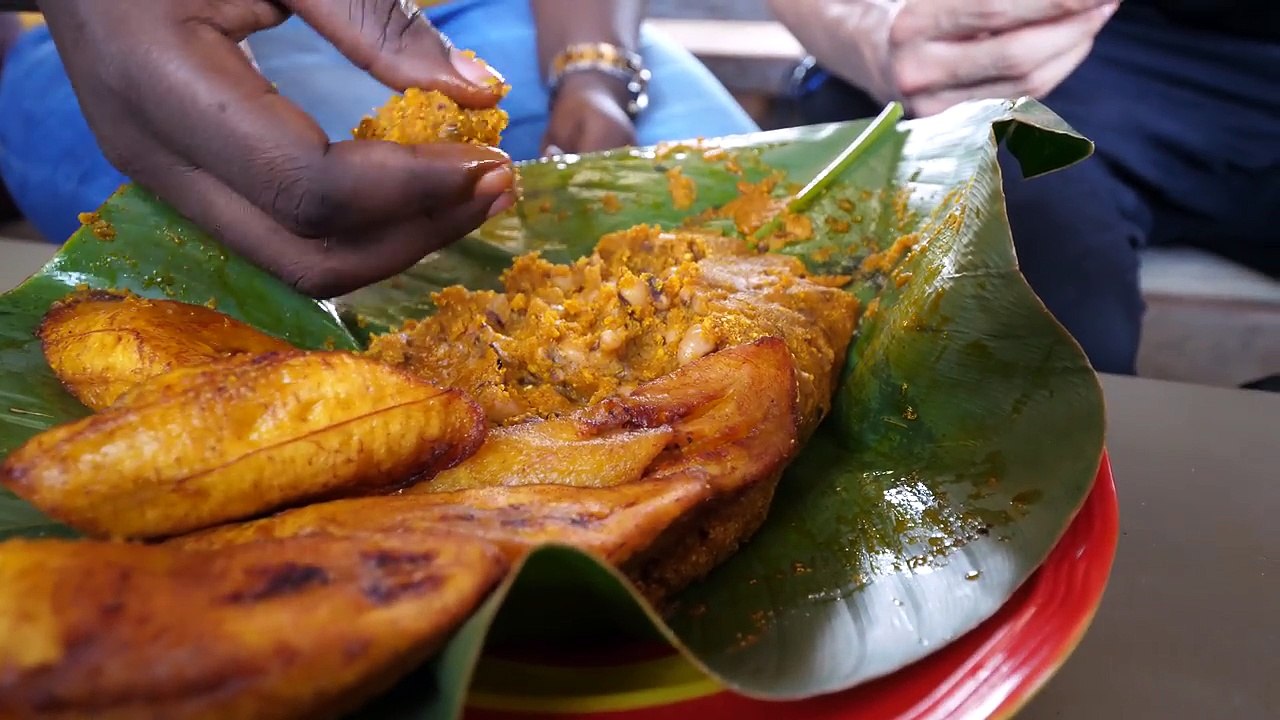 Street Food in Ghana - GIANT CHOP-BAR LUNCH and West African Food Tour in Accra!