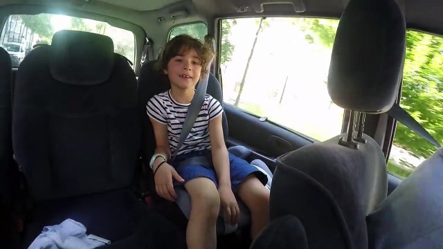 THE FLOOR IS LAVA CHALLENGE - LE SOL C'EST DE LA LAVE et LES PARENTS pris au PIÈGE Démo Jouets