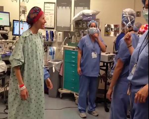 Son İsteği Dans Etmek Olan Kanser Hastası Kadına Eşlik Eden Doktorlar