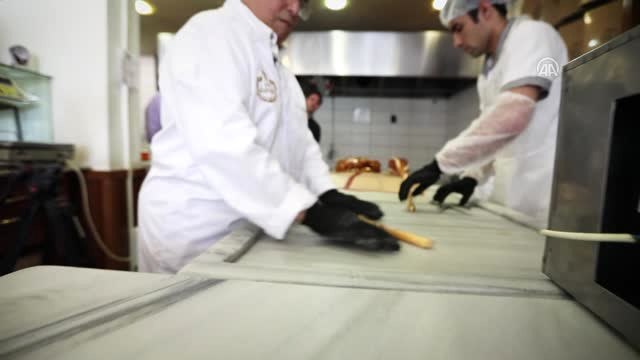 211 Yıllık Tarifiyle Bayramın Tadı: Akide Şekeri (2)